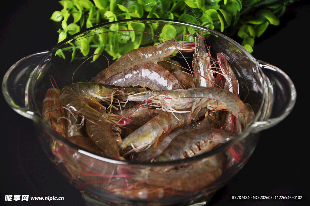 玻璃碗中的鲜活大虾