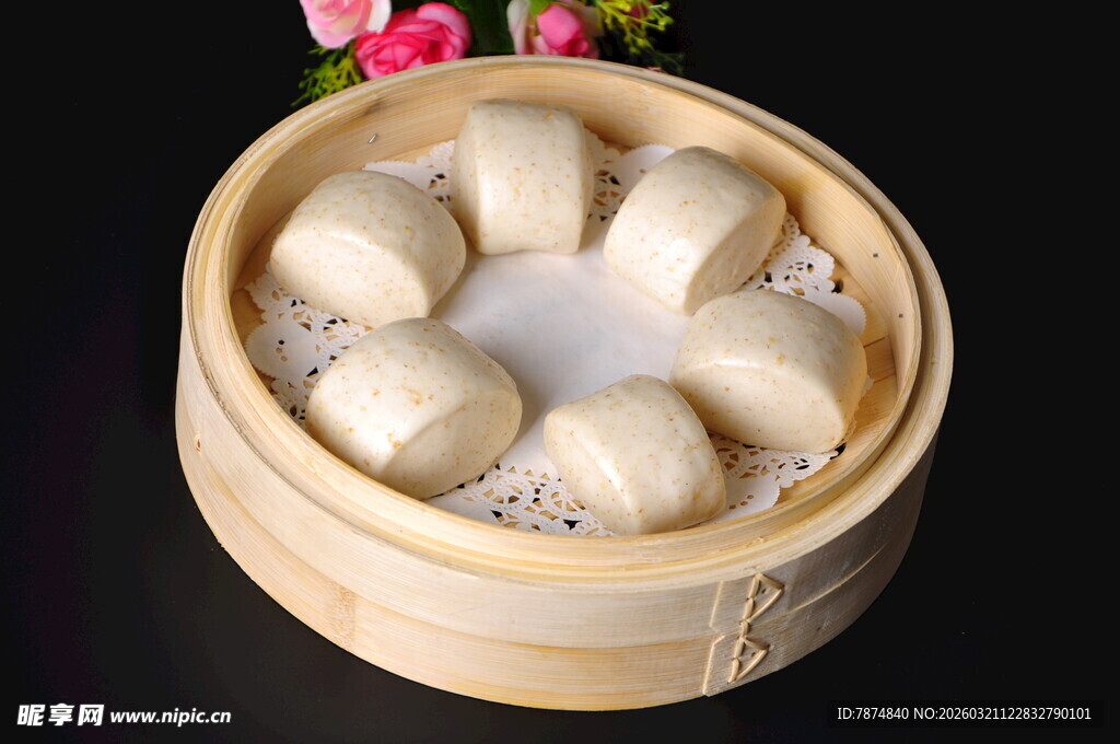 竹制蒸笼里的美味包子