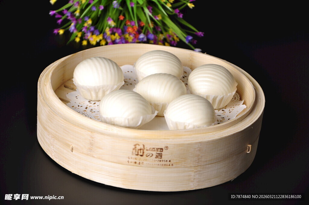 竹制蒸笼里的美味白馒头