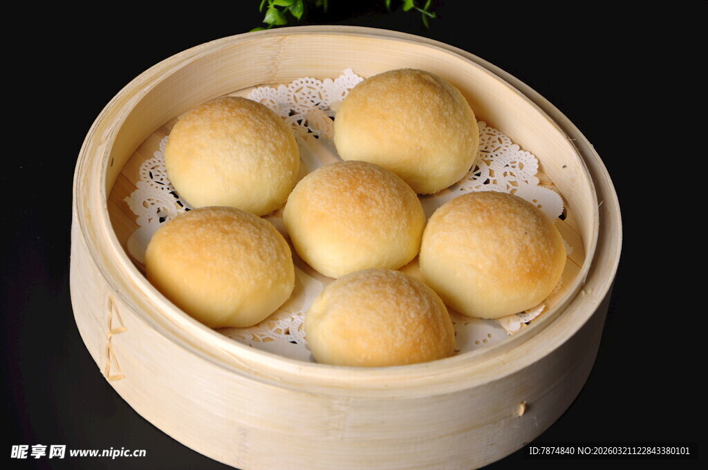 蒸笼里的美味豆沙包