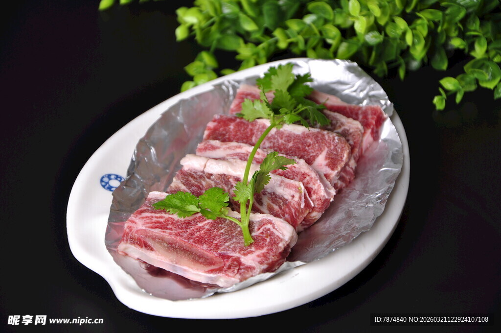 新鲜摆盘的美味生牛肉片