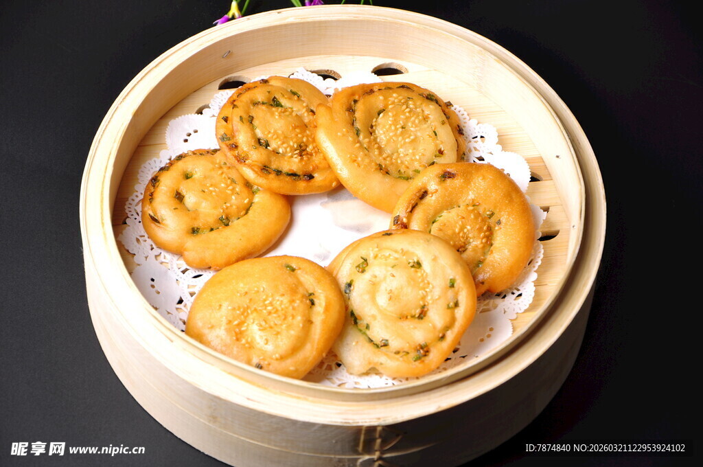 竹制蒸笼里的美味葱花饼