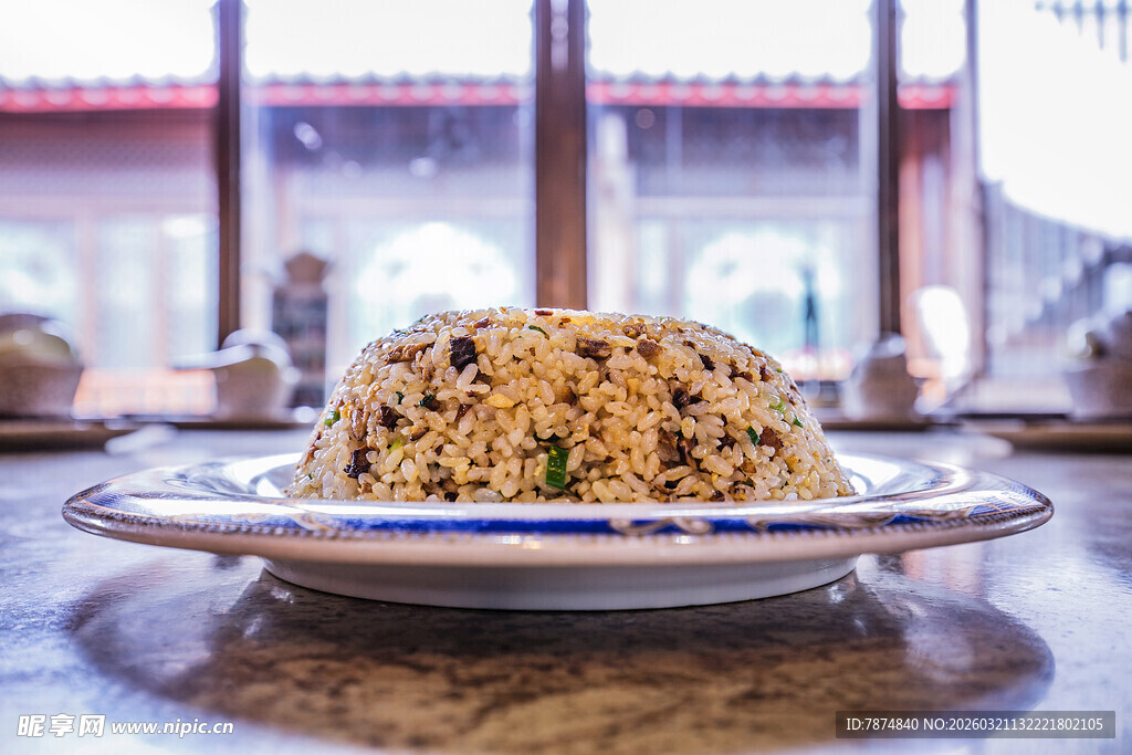 美味中式炒饭摆于盘中