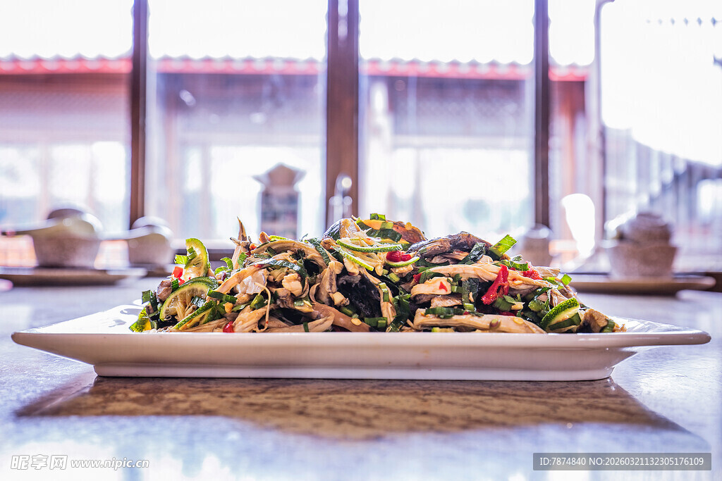 美味中式小炒摆于盘中