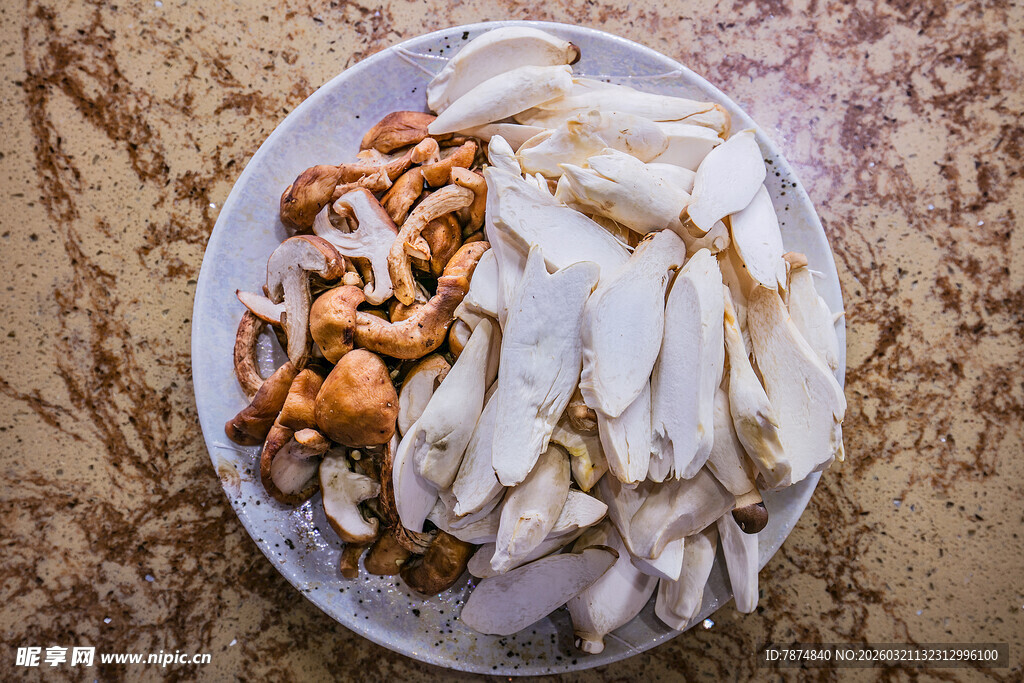 盘中多样蘑菇待烹饪