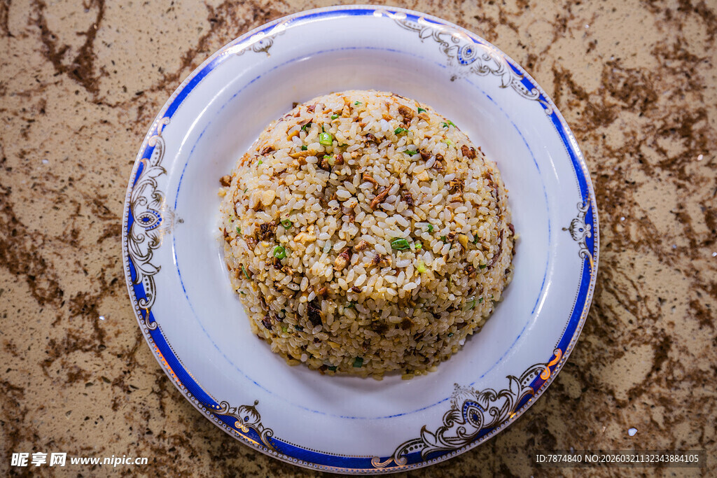 美味炒饭盛于花纹瓷盘