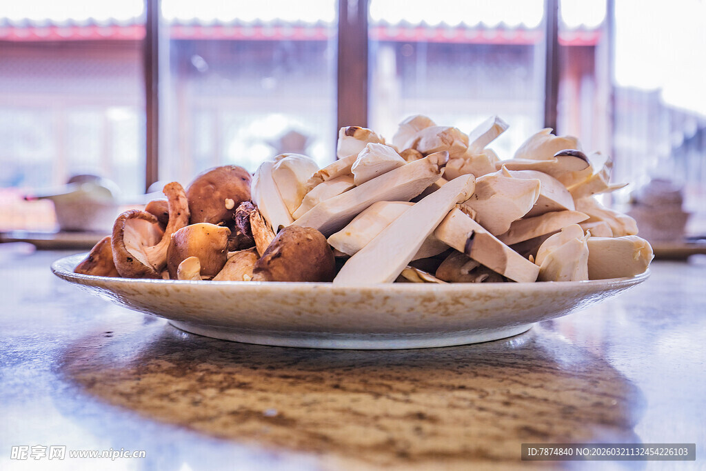 美味多样蘑菇拼盘