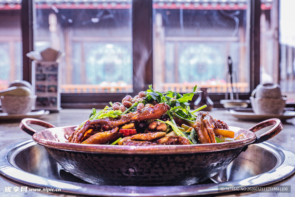 美味中式菜肴摆于餐桌