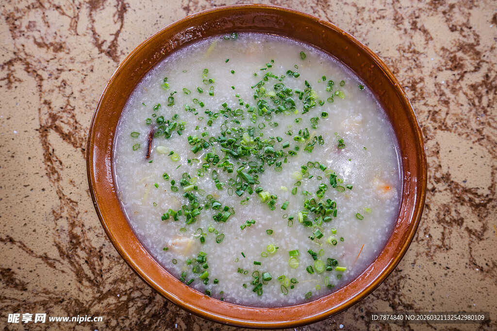 一碗撒葱花的美味粥品