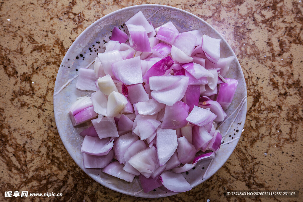 碗中切好的紫白洋葱块