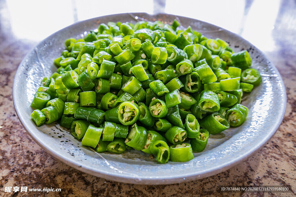 一盘切好的鲜嫩青椒