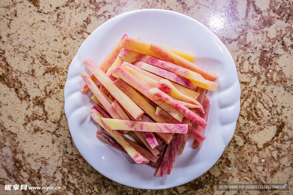 彩色薯条摆放在白色盘中