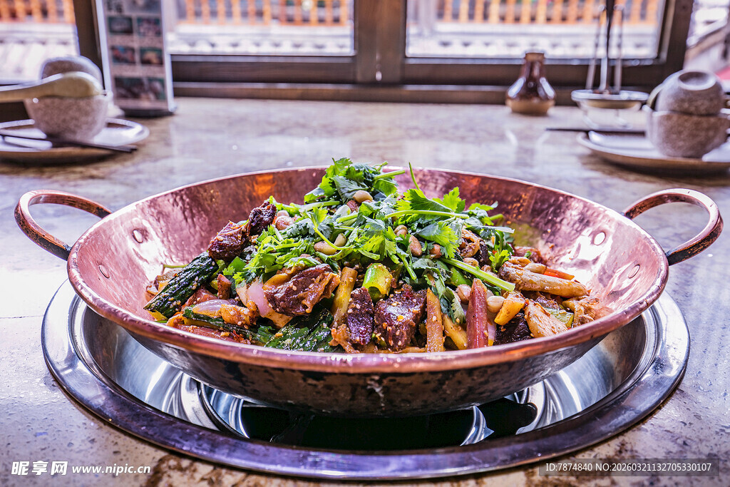 铜锅美味菜肴 香气四溢