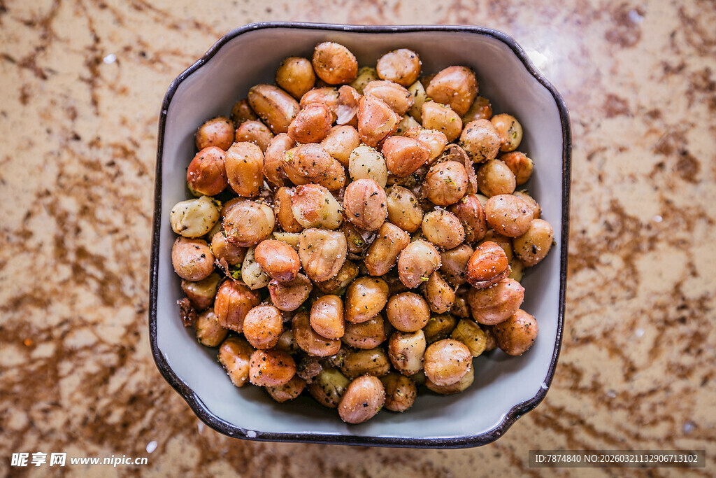 盘中美味花生米