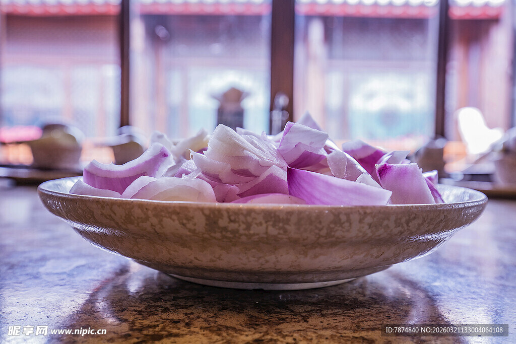 碗中盛放的多彩洋葱