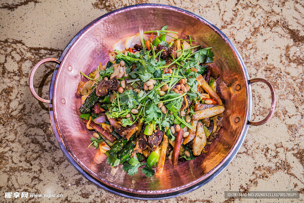 多彩蔬菜肉类混合锅料理