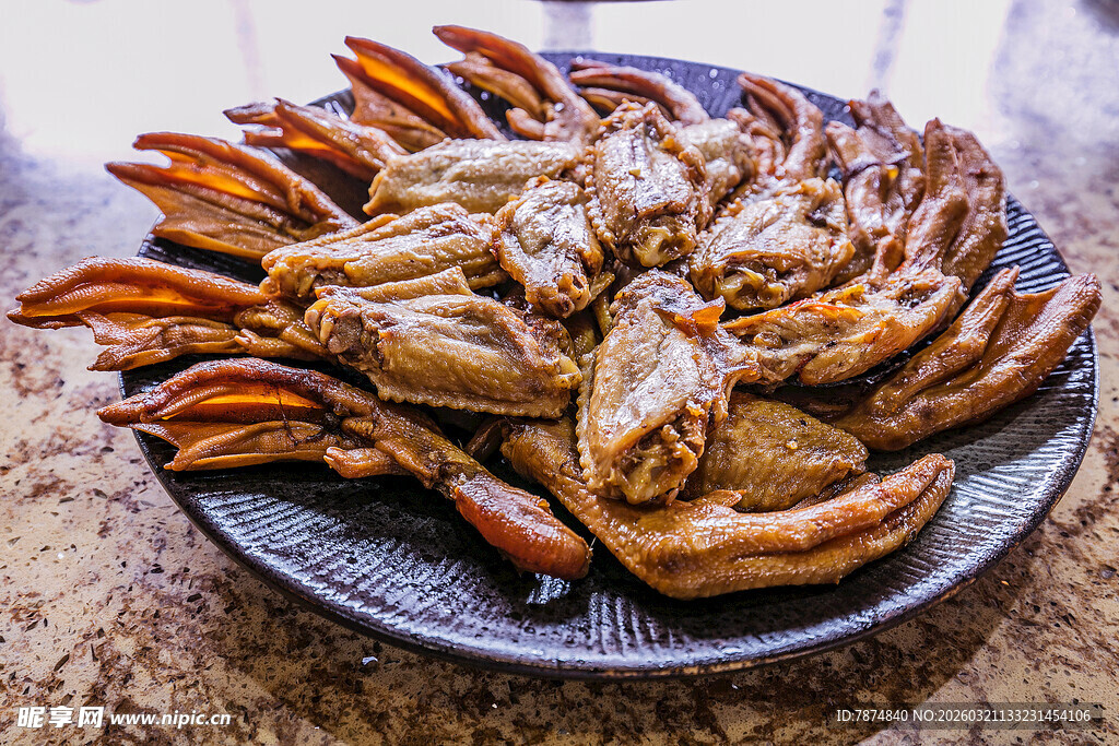 一盘美味的卤鸭鸭翅