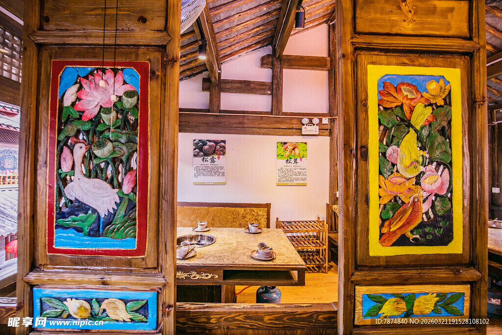 古雅中式店铺内的彩绘装饰