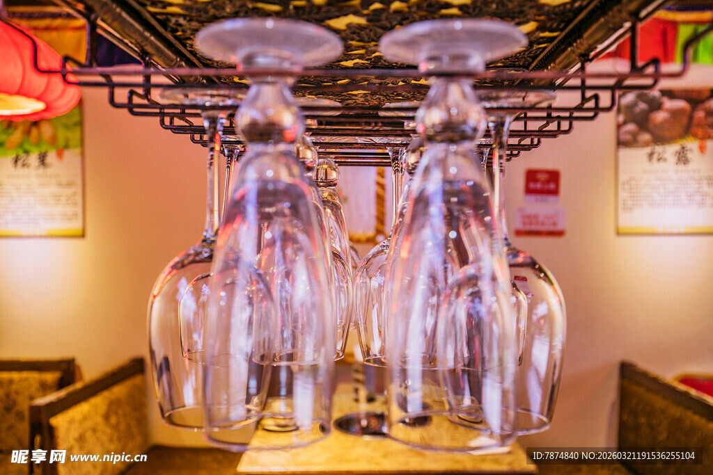 餐厅中悬挂的精美高脚杯