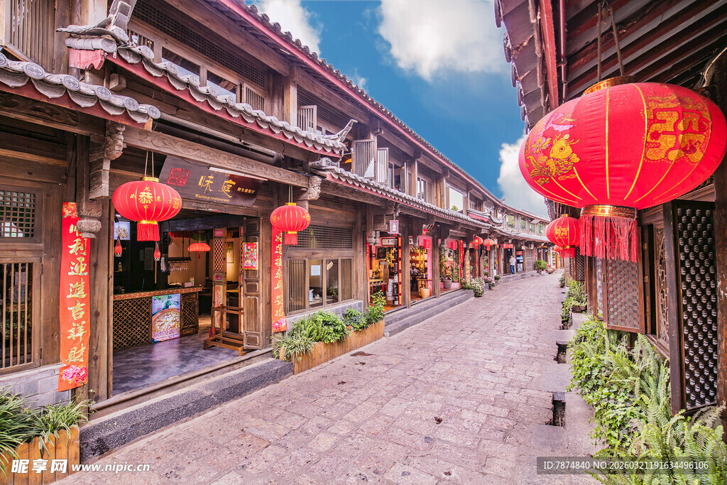 古街红灯笼营造传统氛围