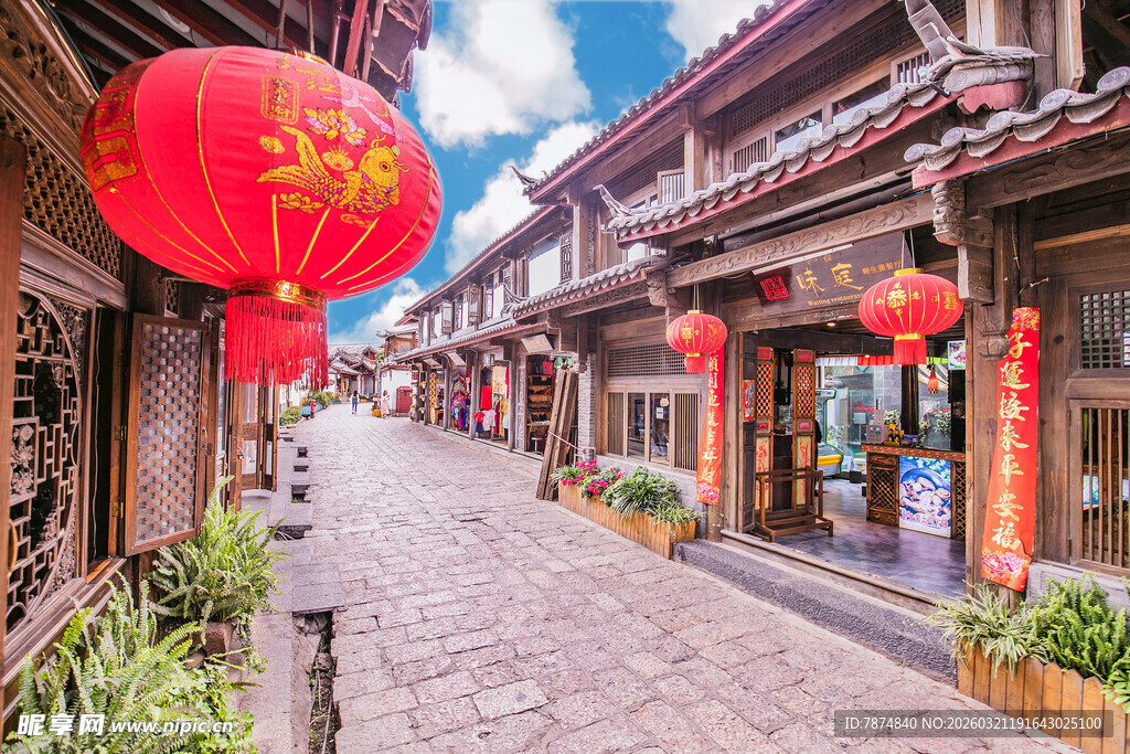 古街红灯笼营造传统氛围