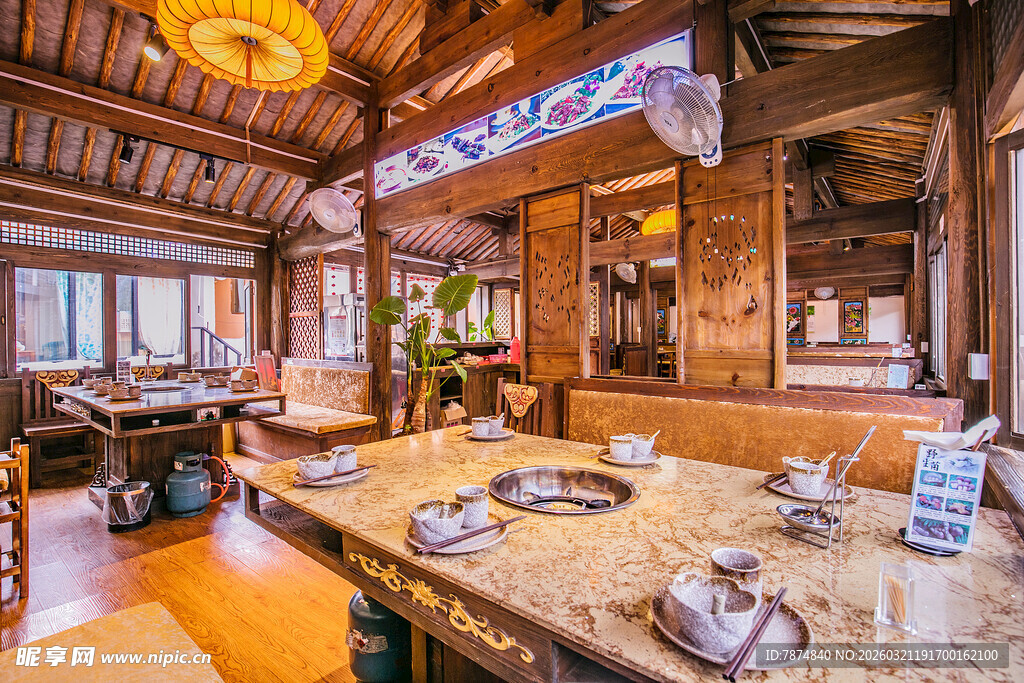 中式复古风格的餐厅包间