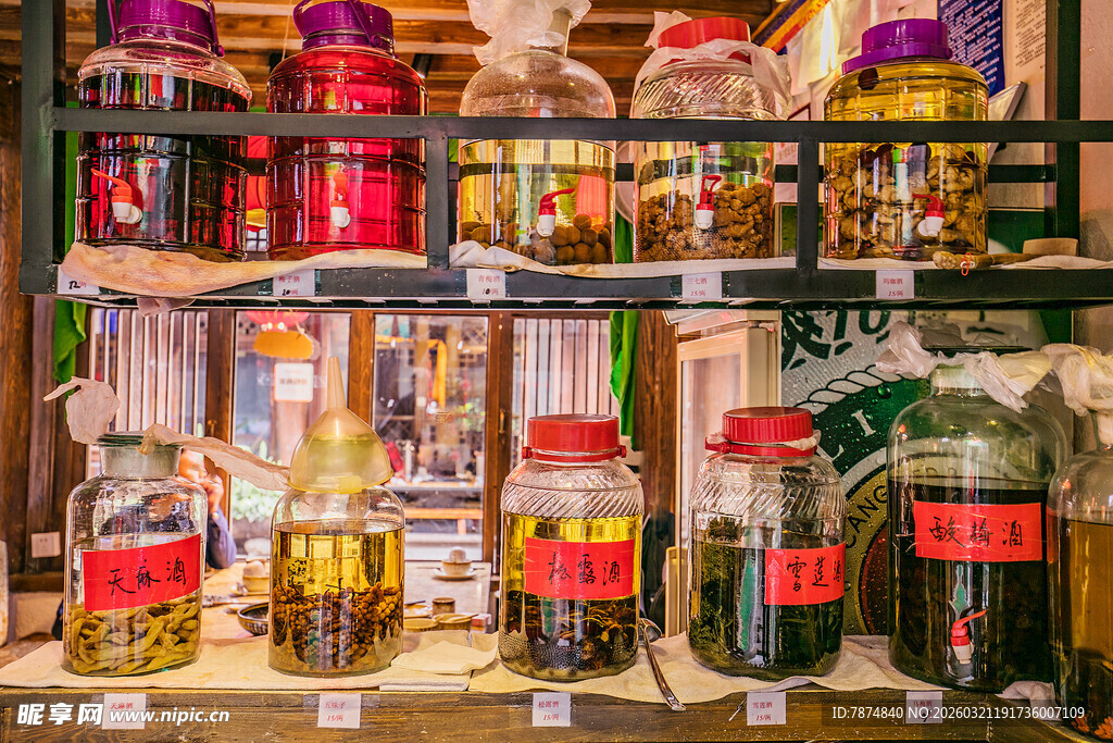 货架上琳琅满目的食品