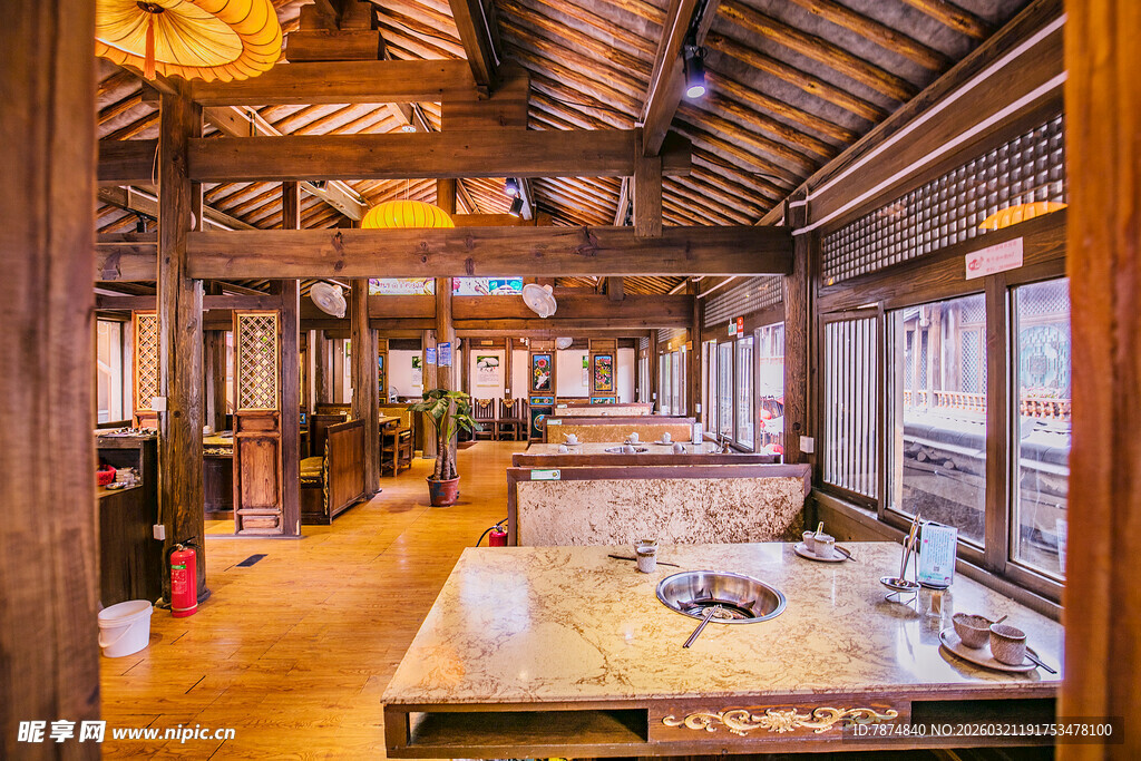 传统古朴的木质室内空间