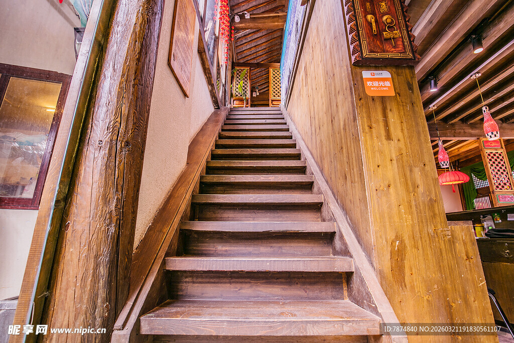 古旧木质楼梯尽显岁月韵味