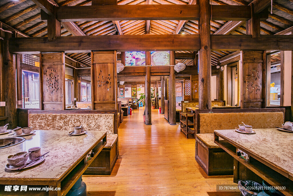 木质温馨宽敞餐厅空间