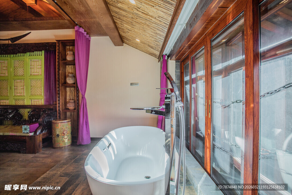 室内浴缸与木质装修空间