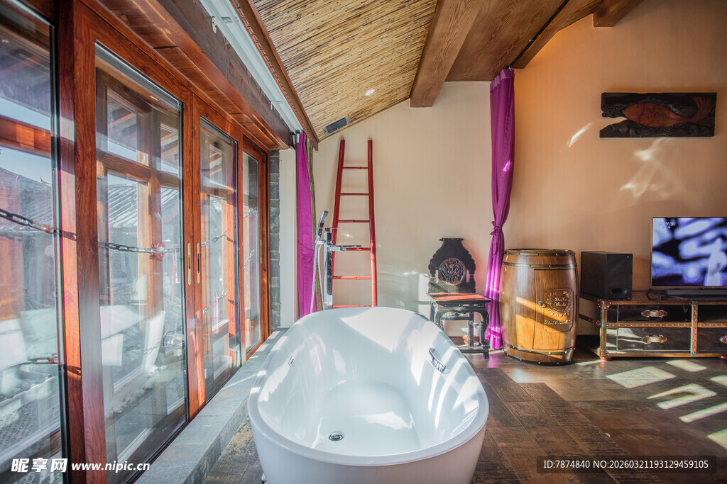 现代风格阳光房内的浴缸