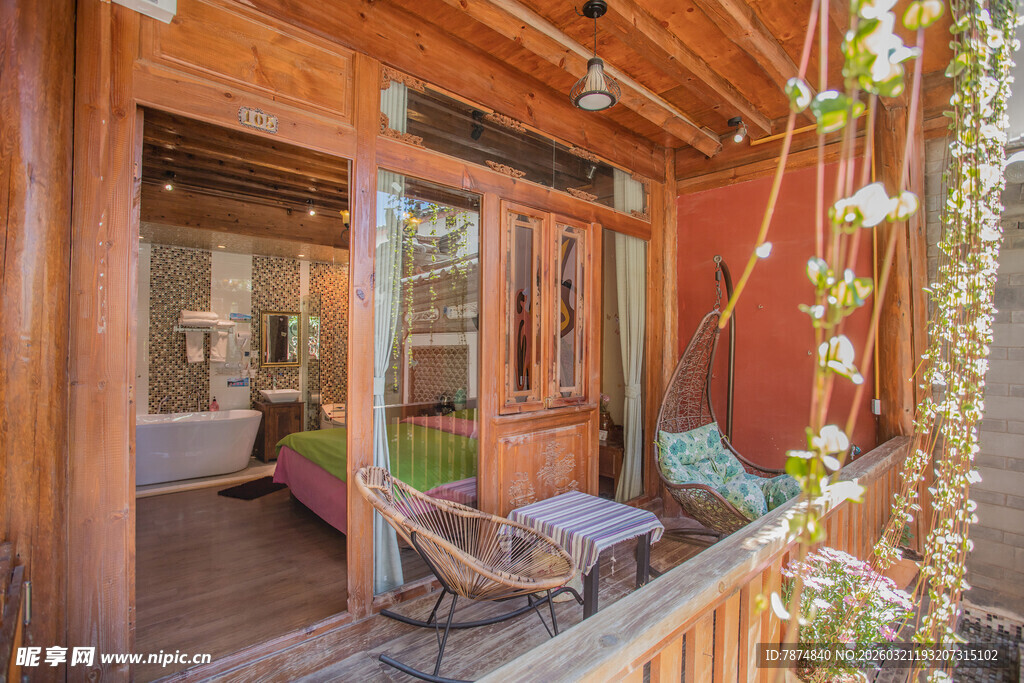 温馨木质阳台休闲小角落