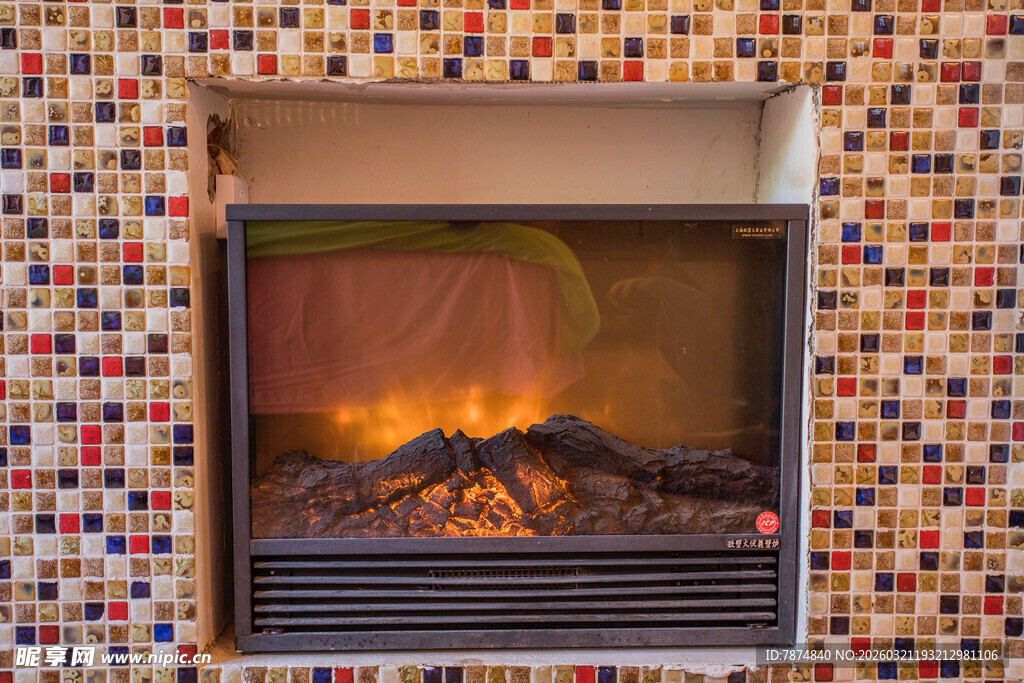 多彩瓷砖环绕的仿真壁炉
