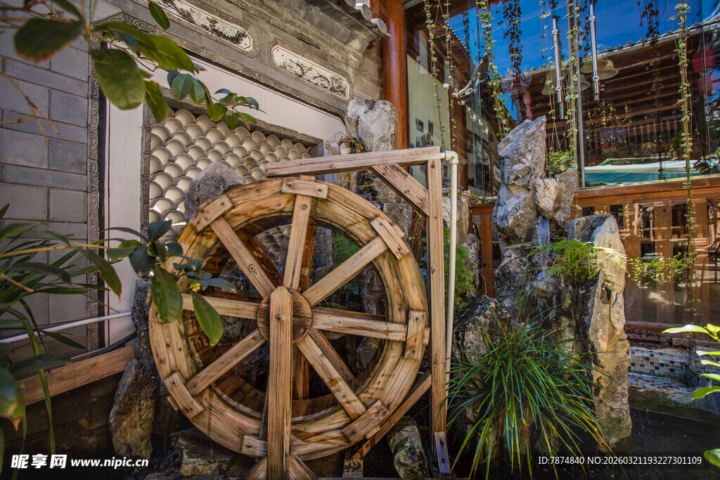 古朴木质水车景观