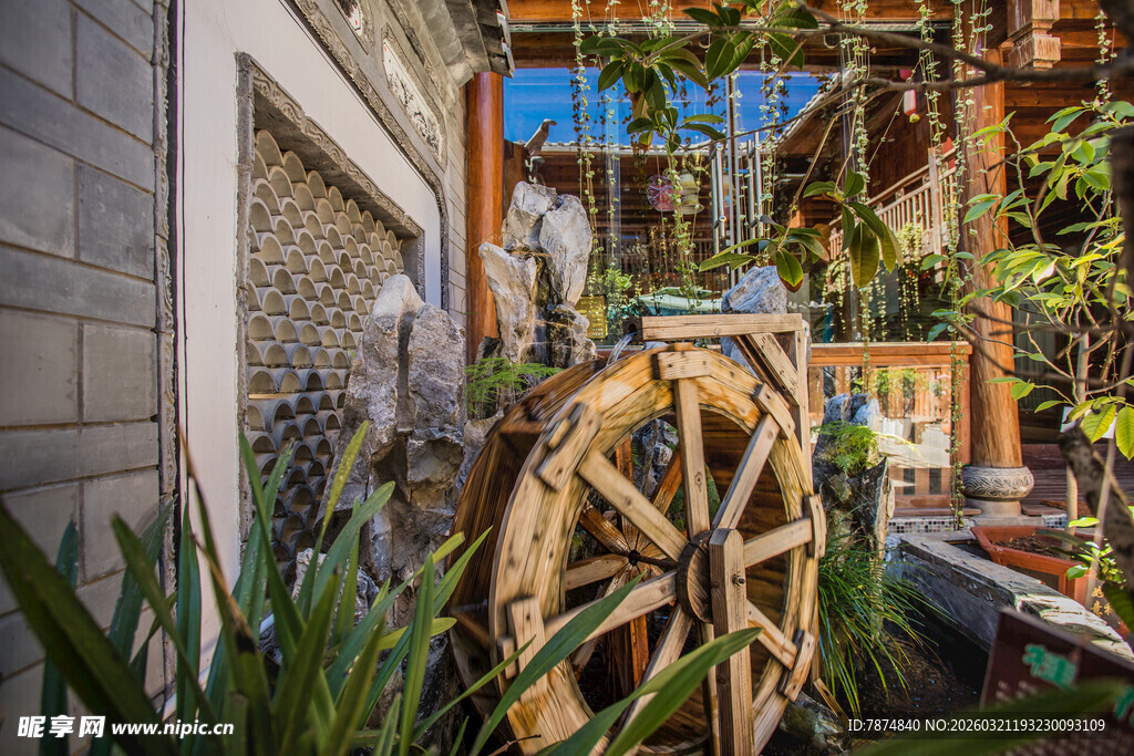 庭院中的古朴木质大水车