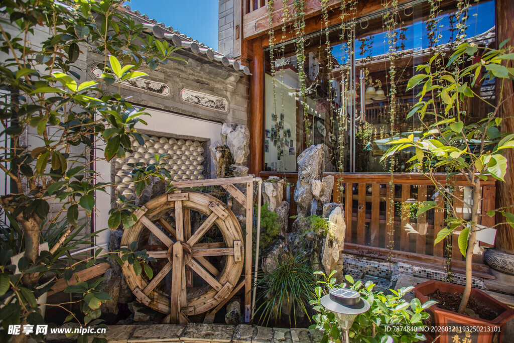 古朴庭院中的木质水车景观