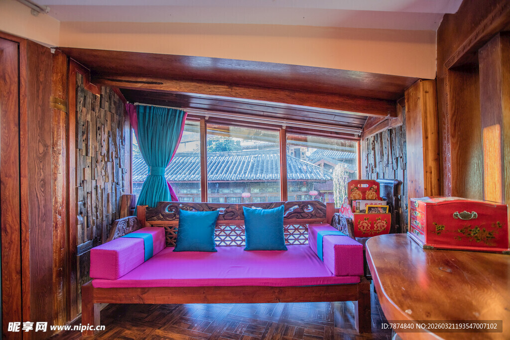 温馨木质客厅沙发一角