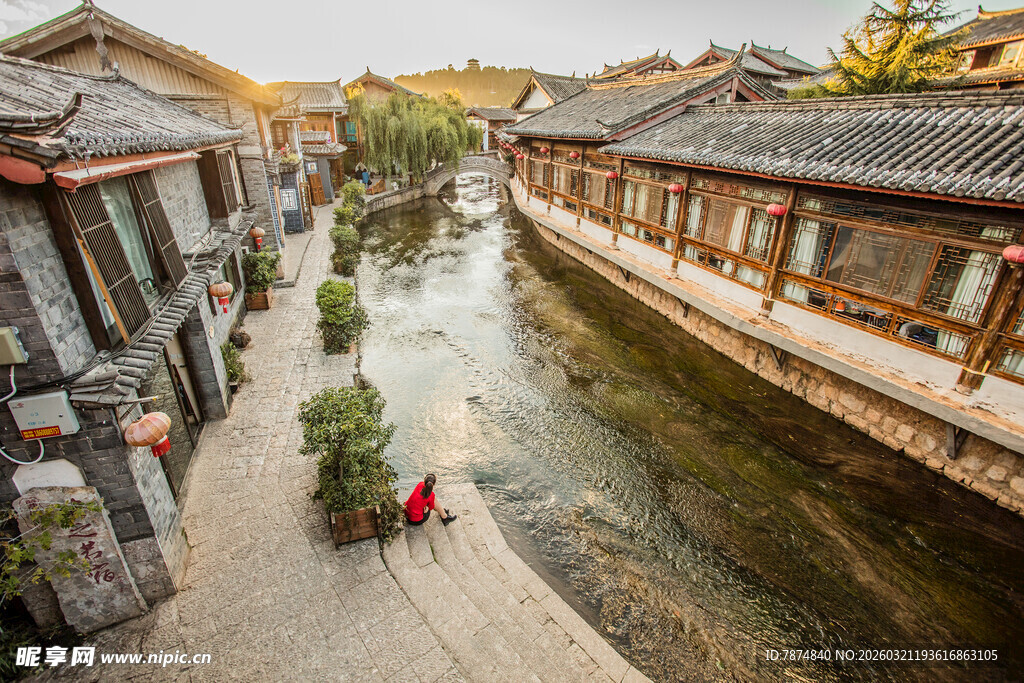 古巷小河边的中式建筑风光