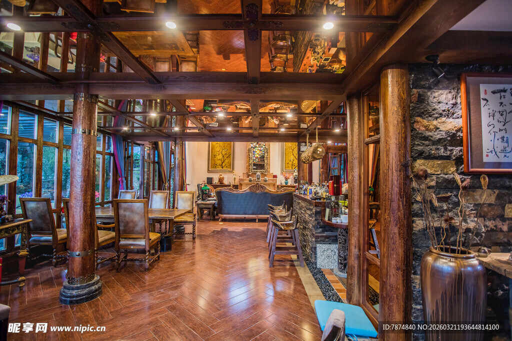 复古风木质装饰的室内空间