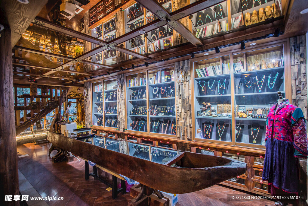 华丽图书馆内的精美长桌