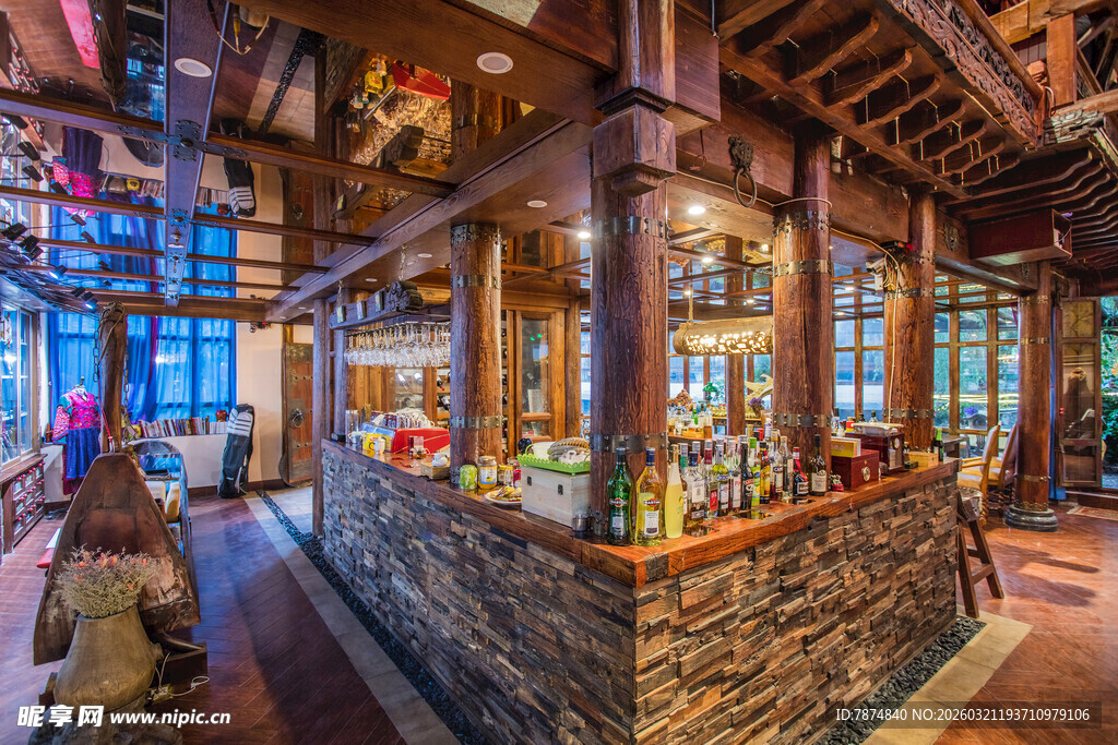 复古风格的温馨木质酒吧