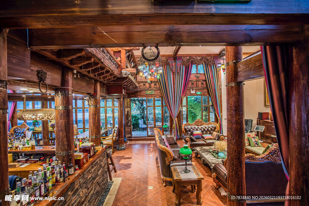 复古风木质装饰的精美店铺