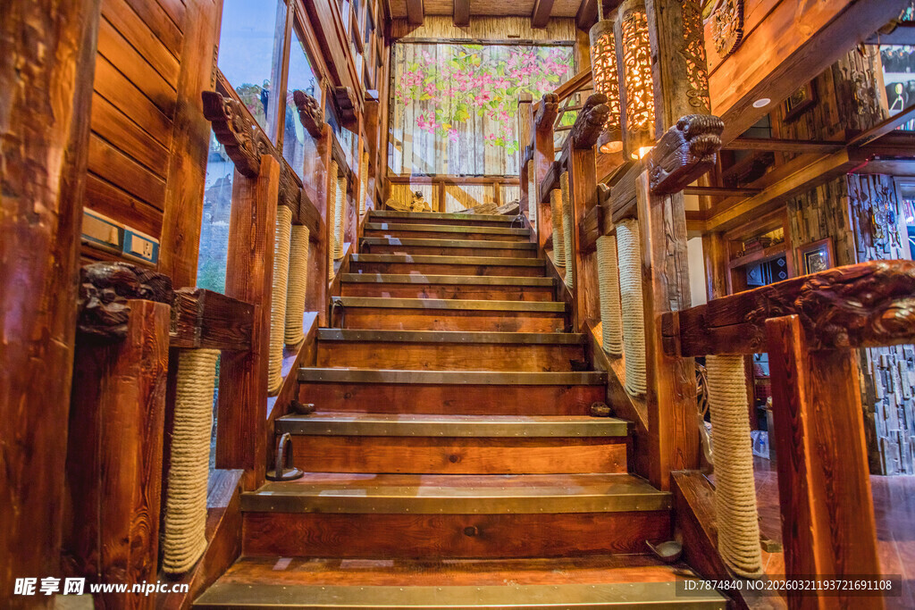 复古木质楼梯的温馨空间