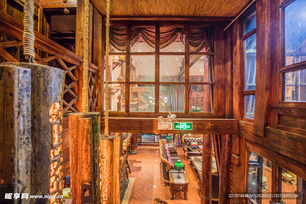 木质阁楼内部温馨空间