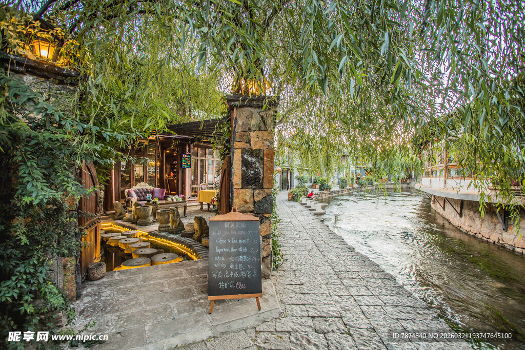 古巷河畔 静谧闲适之景