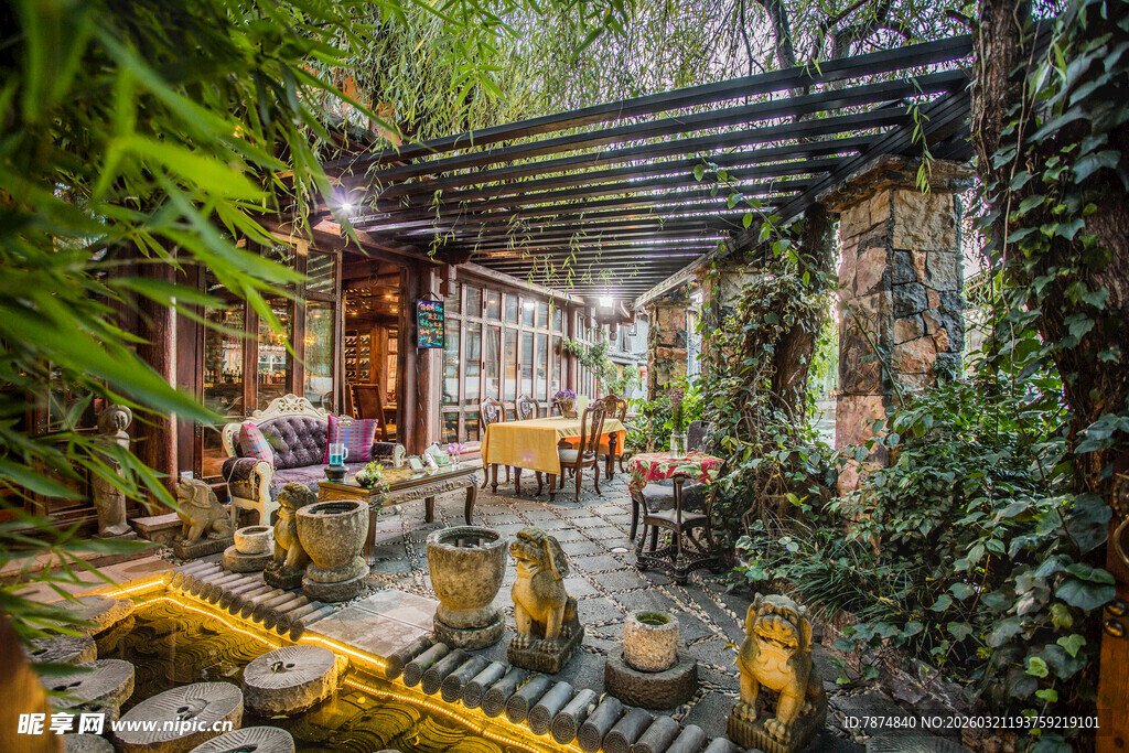 温馨庭院绿植环绕生活景