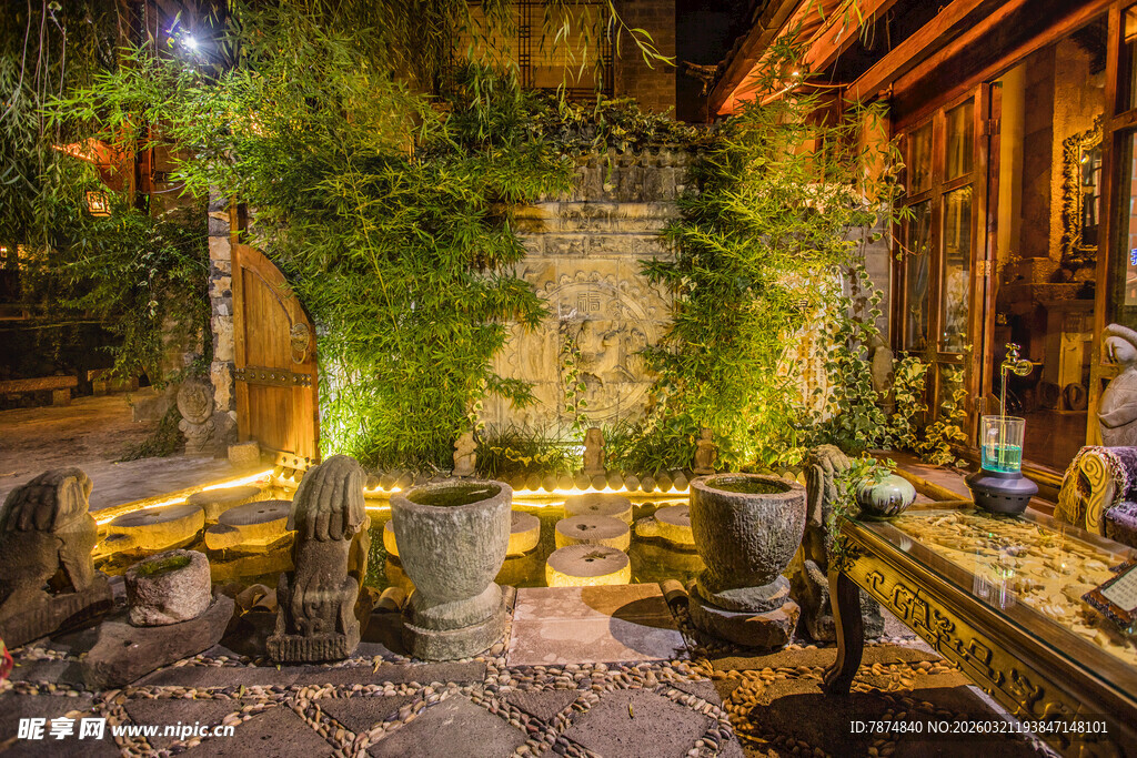 古朴庭院中的静谧石景角落