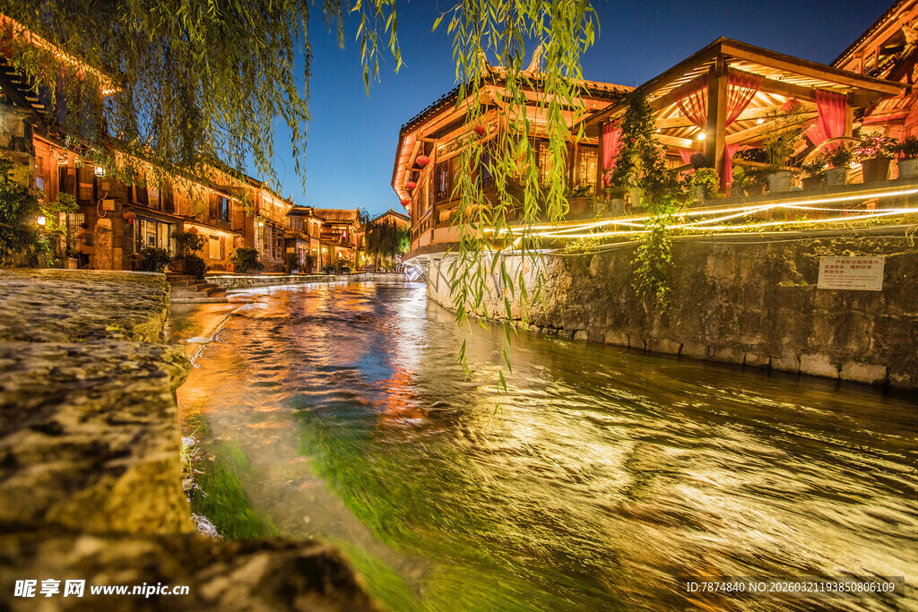 古街夜景 潺潺流水映华灯
