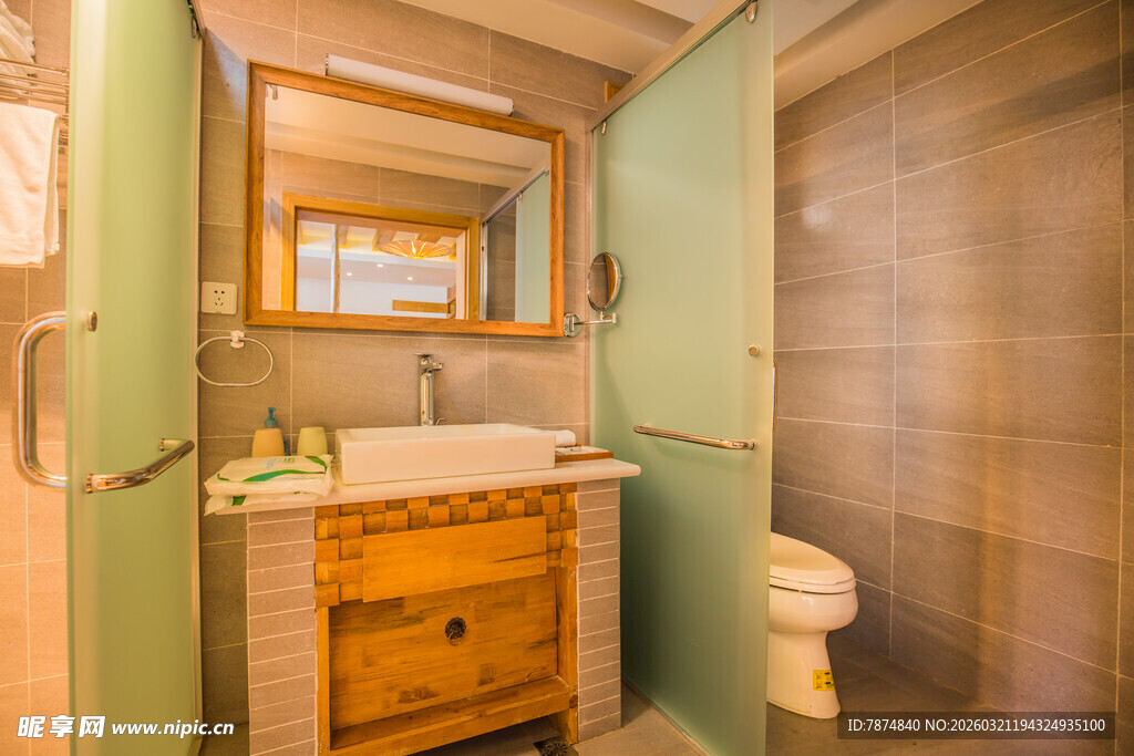 清新简约风的木质浴室